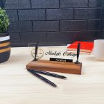 Avukatlara Özel Kalemli Masa İsimliği - Logo Baskılı