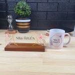 Kişiye Özel Ofis Masa İsimliği ve Kupa Bardak Hediye Seti - Kelebek Desenli
