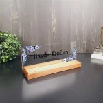 Kişiye Özel Modern Çiçek Tasarımlı Masa İsimliği
