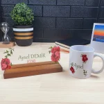 Kişiye Özel Kırmızı Çiçek Desenli Ofis Masa İsimliği Ve Kupa Bardak Hediye Seti