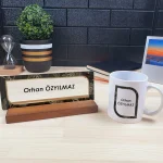 Kişiye Özel Ofis Masa İsimliği Ve Kupa Bardak Hediye Seti - Siyah Zemin Ve Gold Çerçeve Desenli
