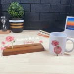 Kişiye Özel Pembe Çiçek Desenli Ofis Masa İsimliği Ve Kupa Bardak Hediye Seti