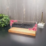 Kişiye Özel Modern Çiçek Tasarımlı Masa İsimliği