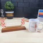 Kişiye Özel Ofis Masa İsimliği Ve Kupa Bardak Hediye Seti - Pembe Çiçek Desenli