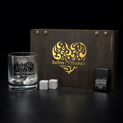 Kişiye Özel Kalp Motifli Premium Viski Seti – Ahşap Kutulu | Bardak, Viski Taşı ve Metal Çakmak