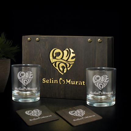 İsme Özel Viski Seti – Sevgililer Günü Viski Hediyesi | Ahşap Kutulu Çiftlere Özel Hediye Seti